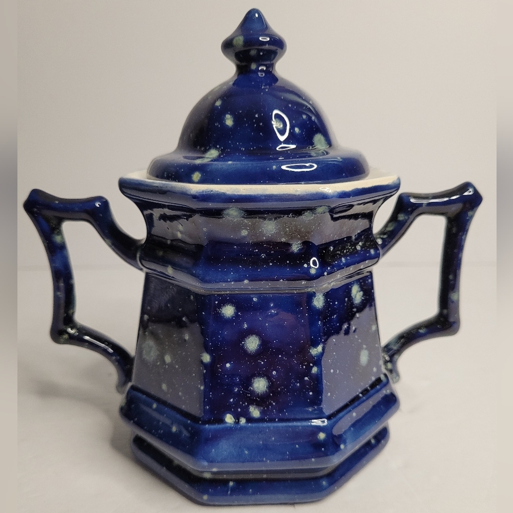 Ceramic sugar bowl with a lid. 272